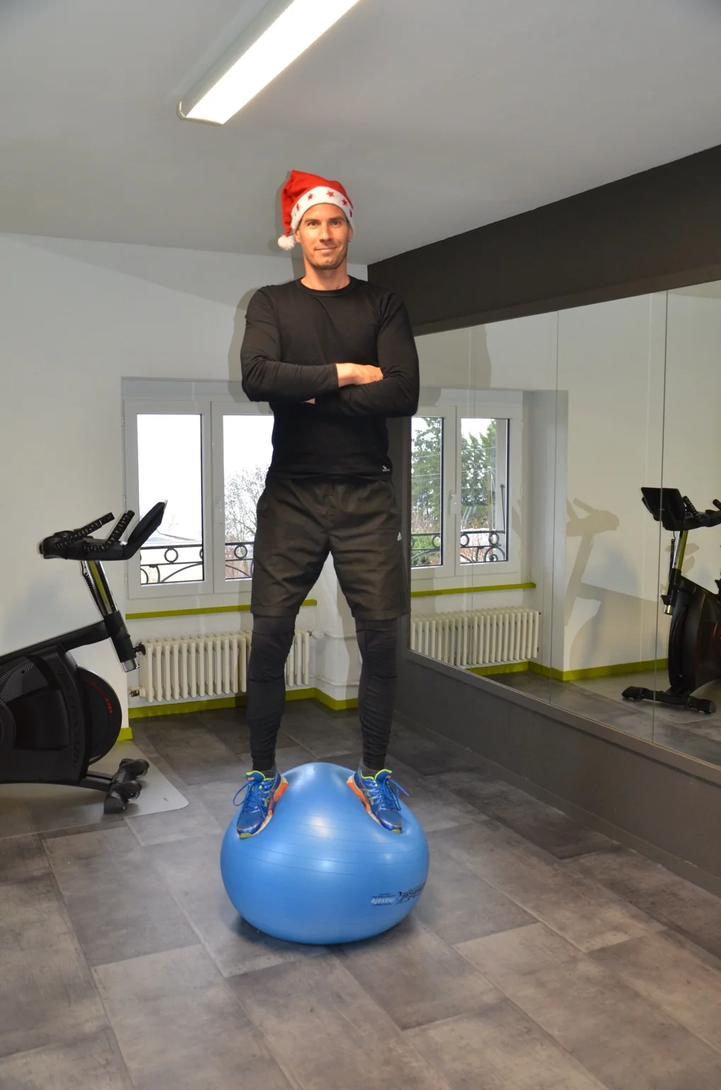 Christophe Marmels au studio, en équilibre sur un ballon.