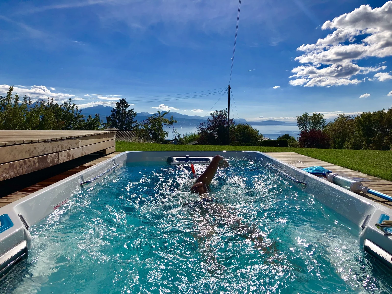 Natation dans le spa de nage.