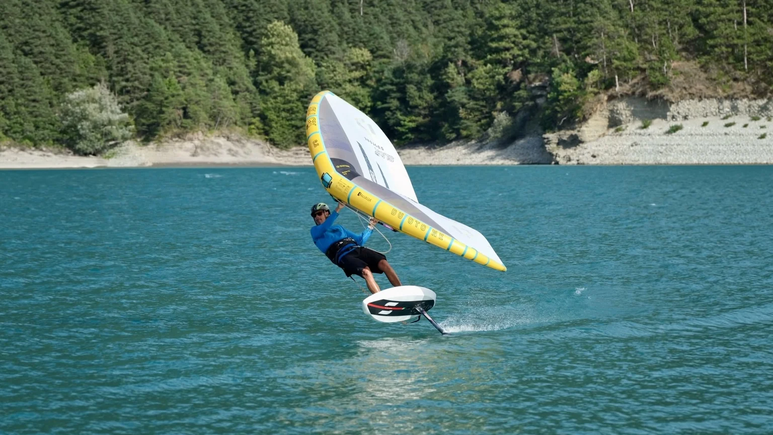 Pratique du wingfoil sur l’eau.